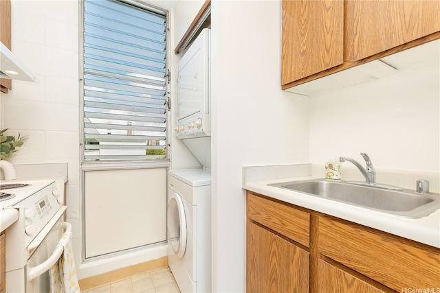 1122 Elm St Unit 809, Honolulu, HI 96814 - laundry area with stacked washer and clothes dryer and a sink
