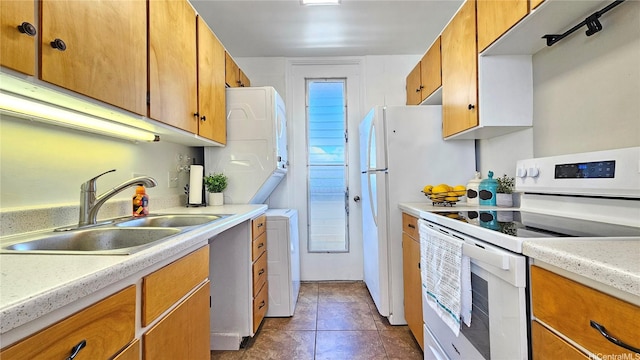 99-015 Kalaloa St Unit 807, Aiea, HI 96701 - kitchen with white range with electric stovetop, stacked washer / drying machine, a sink, light countertops, and dark tile patterned floors