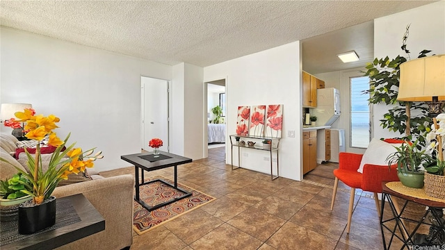 99-015 Kalaloa St Unit 807, Aiea, HI 96701 - living area with a textured ceiling