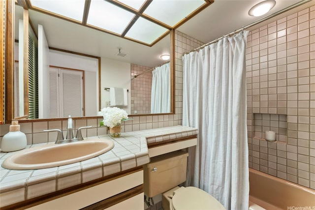 1525 Wilder Ave Unit 903, Honolulu, HI 96822 - full bathroom with vanity, shower / bath combination with curtain, and toilet