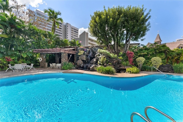 1525 Wilder Ave Unit 903, Honolulu, HI 96822 - community pool with a pergola, a patio, and outdoor dining space