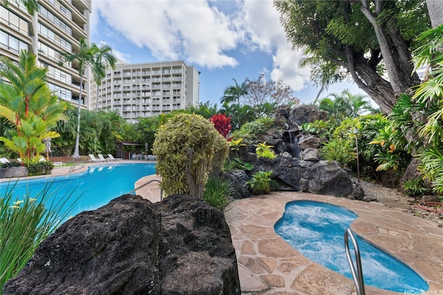 1525 Wilder Ave Unit 903, Honolulu, HI 96822 - community pool with a patio