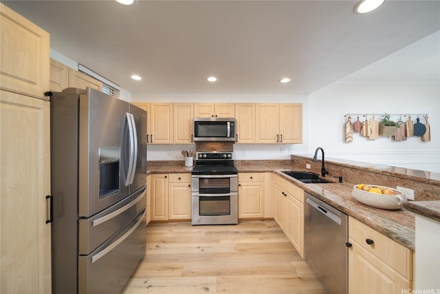 92-1143 Panana St Unit 1505, Kapolei, HI 96707 - kitchen with stainless steel appliances, a sink, light brown cabinetry, light wood-style flooring, and recessed lighting