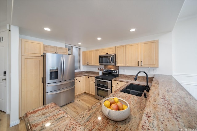 92-1143 Panana St Unit 1505, Kapolei, HI 96707 - kitchen with stainless steel appliances, a sink, light brown cabinets, light wood-style flooring, and recessed lighting