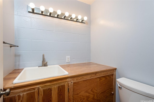 4280 Salt Lake Blvd Unit D23, Honolulu, HI 96818 - bathroom featuring toilet, vanity, and tasteful backsplash