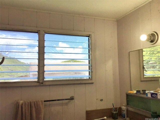 2550 Ipulei Way, Honolulu, HI 96816 - bathroom with healthy amount of natural light