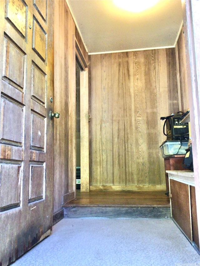 2550 Ipulei Way, Honolulu, HI 96816 - corridor featuring wooden walls