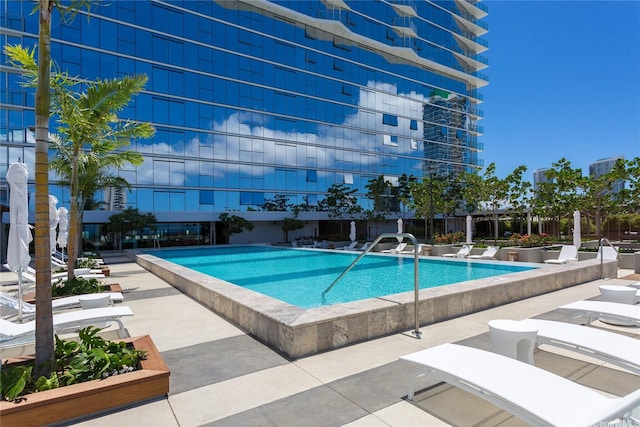 888 Kapiolani Blvd Unit 2703, Honolulu, HI 96813 - community pool with a patio area