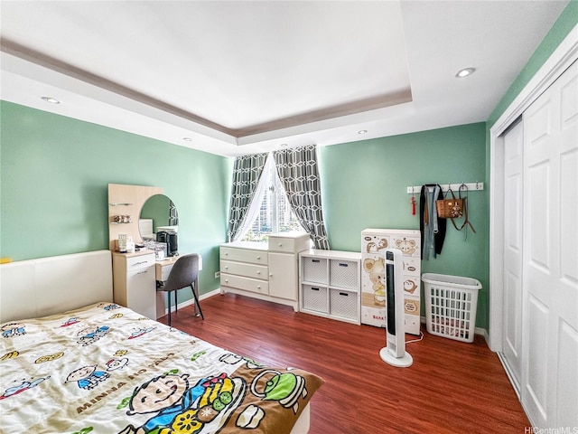 5210 Likini St Unit 810, Honolulu, HI 96818 - bedroom featuring a tray ceiling, wood finished floors, recessed lighting, a closet, and baseboards