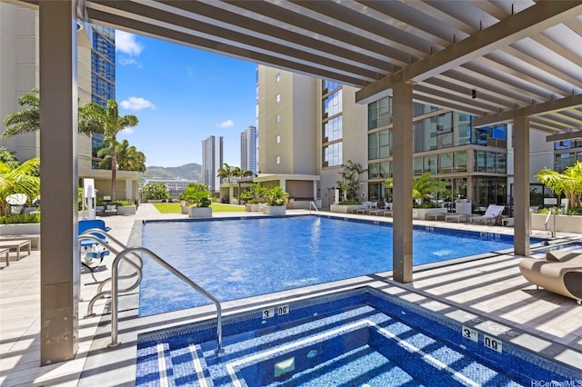 1388 Kapiolani Blvd Unit 3701, Honolulu, HI 96814 - community pool with a patio and a community hot tub