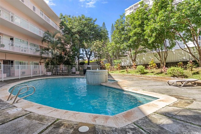 1020 Green St Unit 303, Honolulu, HI 96822 - view of swimming pool featuring a fenced backyard and a patio area