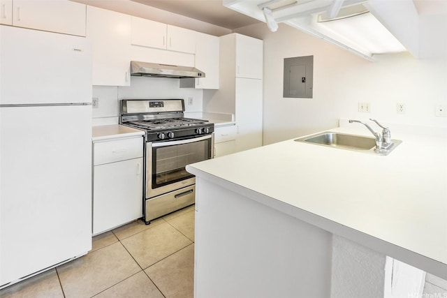 91-1199 Mikohu St Unit 39D, Ewa Beach, HI 96706 - kitchen featuring freestanding refrigerator, stainless steel gas range oven, under cabinet range hood, a sink, and electric panel