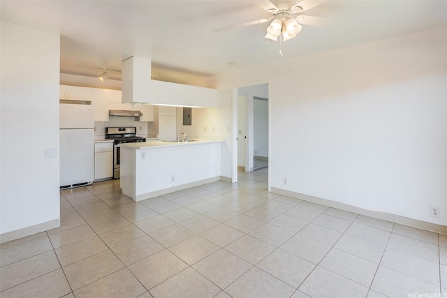 91-1199 Mikohu St Unit 39D, Ewa Beach, HI 96706 - kitchen with freestanding refrigerator, gas range, a sink, a peninsula, and under cabinet range hood