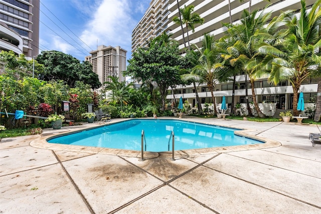 425 Ena Rd Unit Ph3B, Honolulu, HI 96815 - community pool with a patio