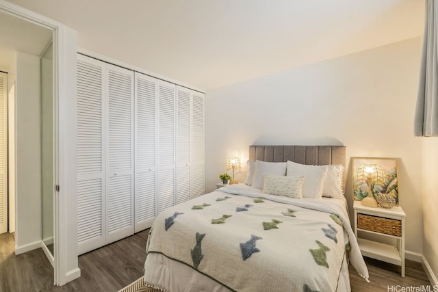 469 Ena Rd Unit 2004, Honolulu, HI 96815 - bedroom featuring wood finished floors, baseboards, and a closet
