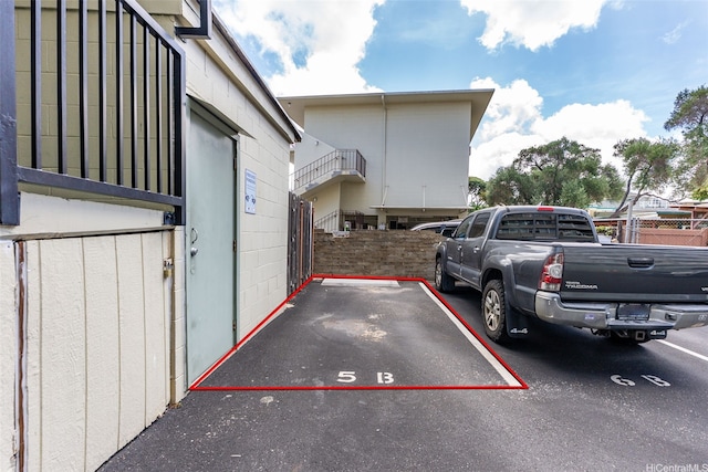 909 Kahuna Ln Unit 305, Honolulu, HI 96826 - view of uncovered parking lot