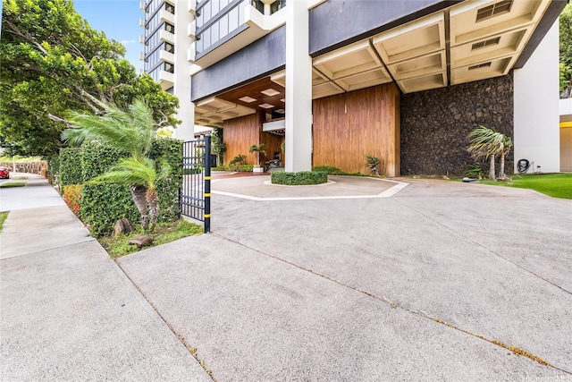250 Kawaihae St Unit 10E, Honolulu, HI 96825 - view of community featuring a gate and uncovered parking