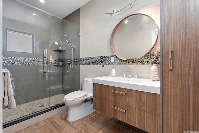 4967 Maunalani Cir Unit B, Honolulu, HI 96816 - full bath with tile walls, toilet, vanity, tiled shower, and tasteful backsplash