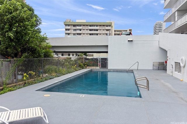 1333 Heulu St Unit 901, Honolulu, HI 96822 - community pool with a patio