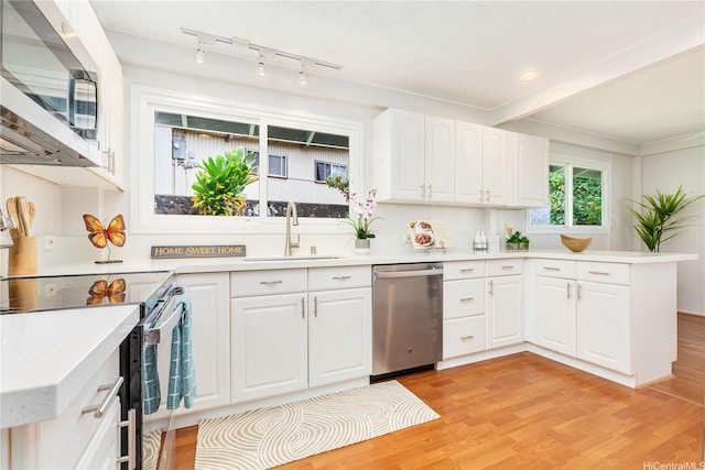 1433 Akanahe Pl, Kailua, HI 96734 - kitchen featuring stainless steel appliances, a sink, light wood finished floors, and light countertops