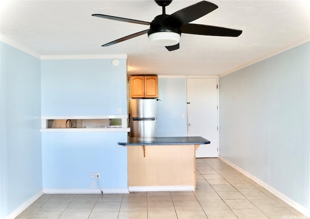 95-2057 Waikalani Pl Unit C403, Mililani, HI 96789 - kitchen featuring freestanding refrigerator, a ceiling fan, dark countertops, a peninsula, and a breakfast bar