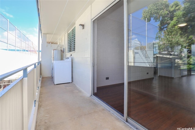 715 Umi St Unit 2B, Honolulu, HI 96819 - balcony with washer / clothes dryer