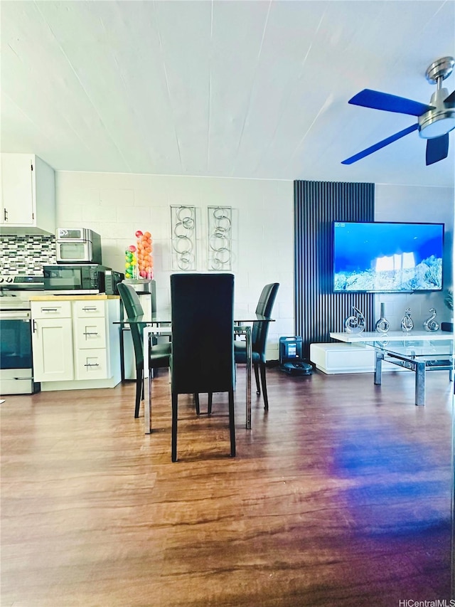 715 Umi St Unit 2B, Honolulu, HI 96819 - dining area with ceiling fan and light wood-style flooring