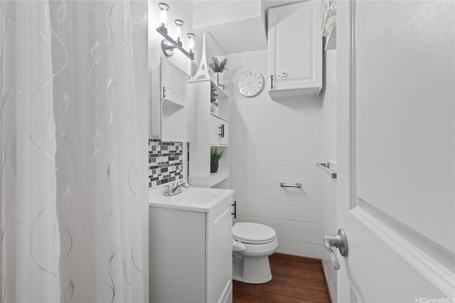 715 Umi St Unit 2B, Honolulu, HI 96819 - full bath with vanity, wood finished floors, a shower with curtain, and decorative backsplash