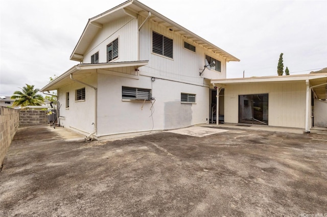 1073 Loho St, Kailua, HI 96734 - back of property with a patio