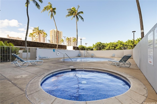 2825 S King St Unit 2403, Honolulu, HI 96826 - community pool featuring a community hot tub and a patio