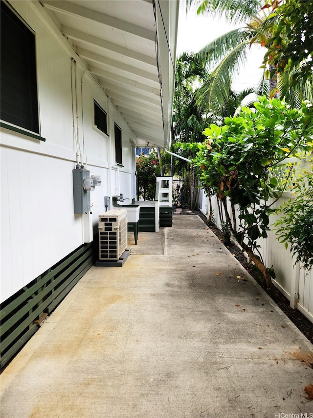327 Hualani St Unit B, Kailua, HI 96734 - fenced backyard featuring a patio area