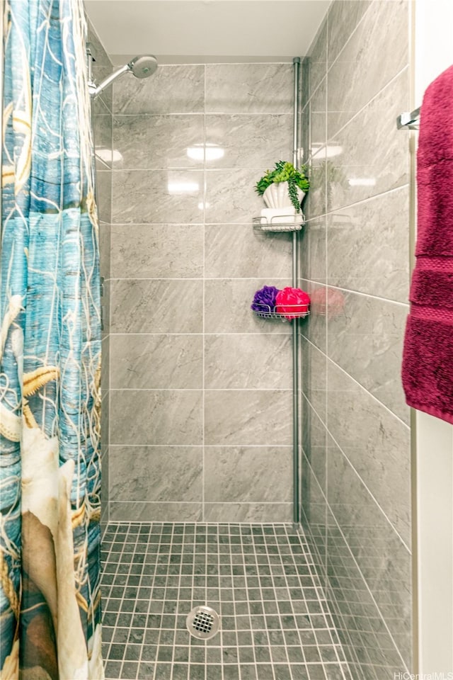 521 Hahaione St Unit 2/12H, Honolulu, HI 96825 - bathroom featuring a tile shower