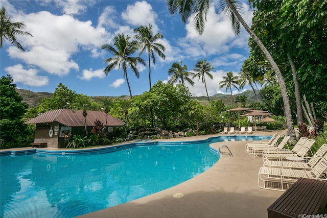 521 Hahaione St Unit 2/12H, Honolulu, HI 96825 - community pool with a patio and a mountain view