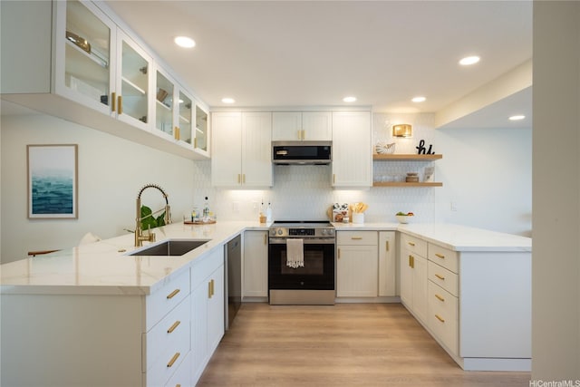 539 Keolu Dr Unit C, Kailua, HI 96734 - kitchen with a peninsula, stainless steel appliances, light stone counters, tasteful backsplash, and light wood-style floors