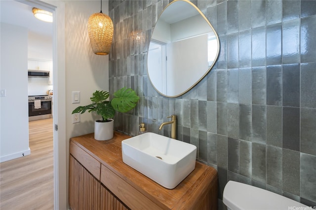 539 Keolu Dr Unit C, Kailua, HI 96734 - bathroom featuring tile walls, backsplash, vanity, and wood finished floors