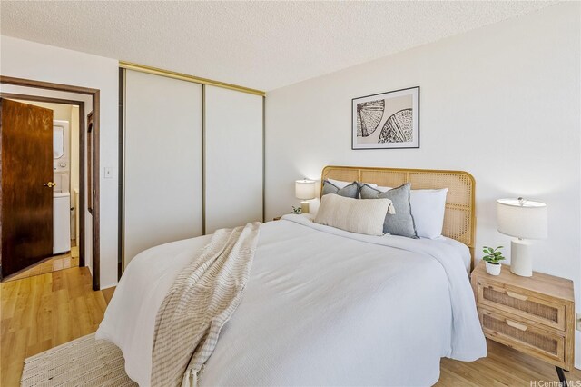 98-099 Uao Pl Unit 506, Aiea, HI 96701 - bedroom featuring light wood-style floors, a closet, and a textured ceiling