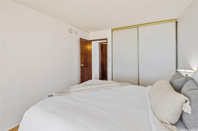 98-099 Uao Pl Unit 506, Aiea, HI 96701 - bedroom with a closet and a textured ceiling
