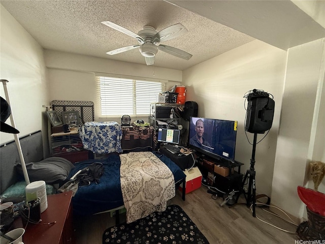 908 University Ave Unit A105, Honolulu, HI 96826 - bedroom with wood finished floors, a textured ceiling, and a ceiling fan