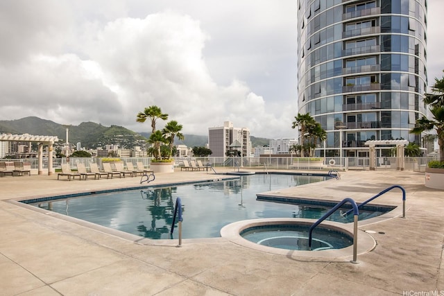 1288 Kapiolani Blvd Unit I-1506, Honolulu, HI 96814 - community pool featuring a community hot tub, a patio area, and a mountain view