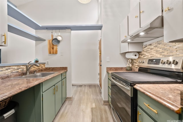 46-036 Aliikane Pl Unit 522, Kaneohe, HI 96744 - kitchen featuring green cabinets, stainless steel electric stove, under cabinet range hood, tasteful backsplash, and light wood finished floors