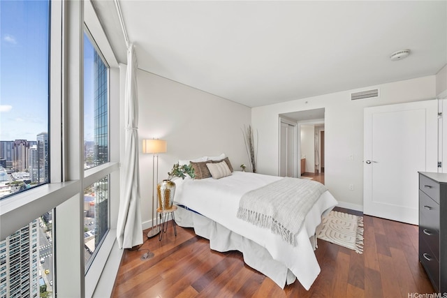 1177 Queen St Unit 4104, Honolulu, HI 96814 - bedroom with dark wood-type flooring and a city view