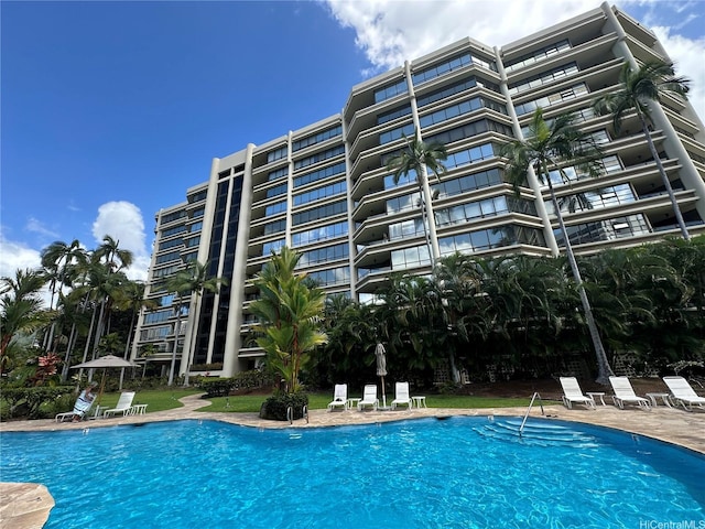1525 Wilder Ave Unit 401, Honolulu, HI 96822 - community pool with a patio area