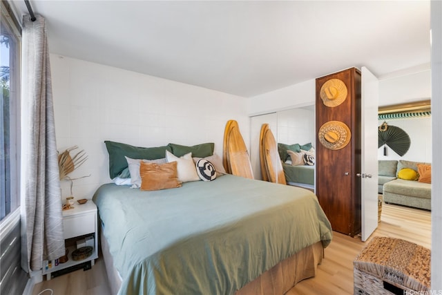 920 Kaheka St Unit 25, Honolulu, HI 96814 - bedroom with light wood-style flooring and a closet