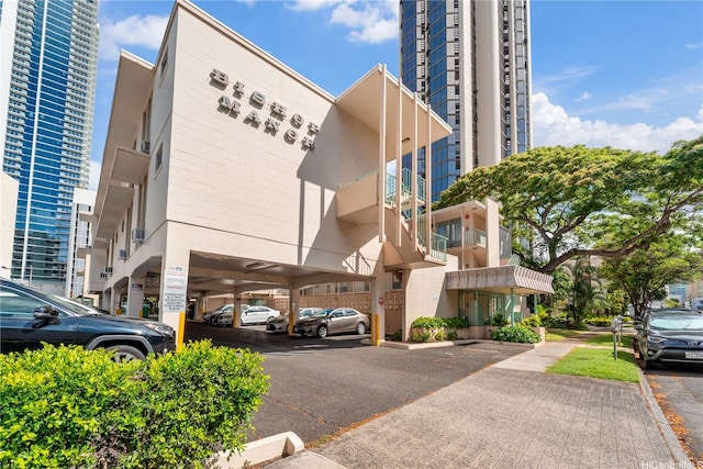 920 Kaheka St Unit 25, Honolulu, HI 96814 - view of property featuring covered and uncovered parking