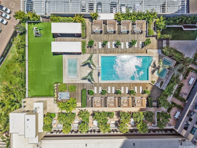 987 Queen St Unit 4112, Honolulu, HI 96814 - aerial view of a pool area