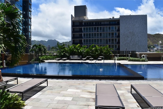 1200 Queen Emma St Unit 3511, Honolulu, HI 96813 - community pool with a mountain view and a patio area