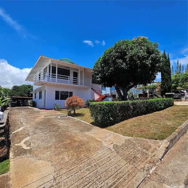 3216 Kaimuki Ave, Honolulu, HI 96816 - view of front of property with concrete driveway and a front lawn