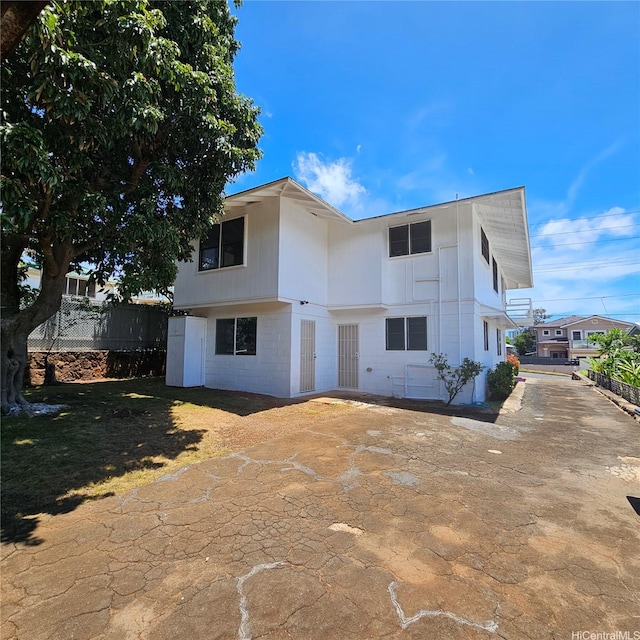 3216 Kaimuki Ave, Honolulu, HI 96816 - rear view of property featuring driveway