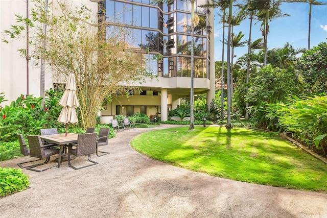 930 Kaheka St Unit 802, Honolulu, HI 96814 - view of property's community featuring a patio area, outdoor dining area, and a lawn