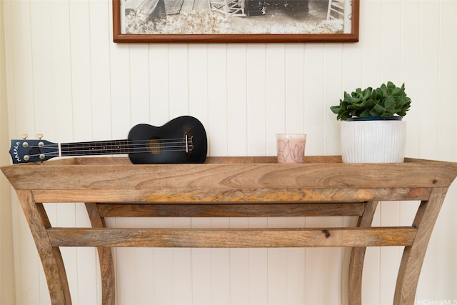 3413 Winam Ave, Honolulu, HI 96815 - detailed view of wood walls